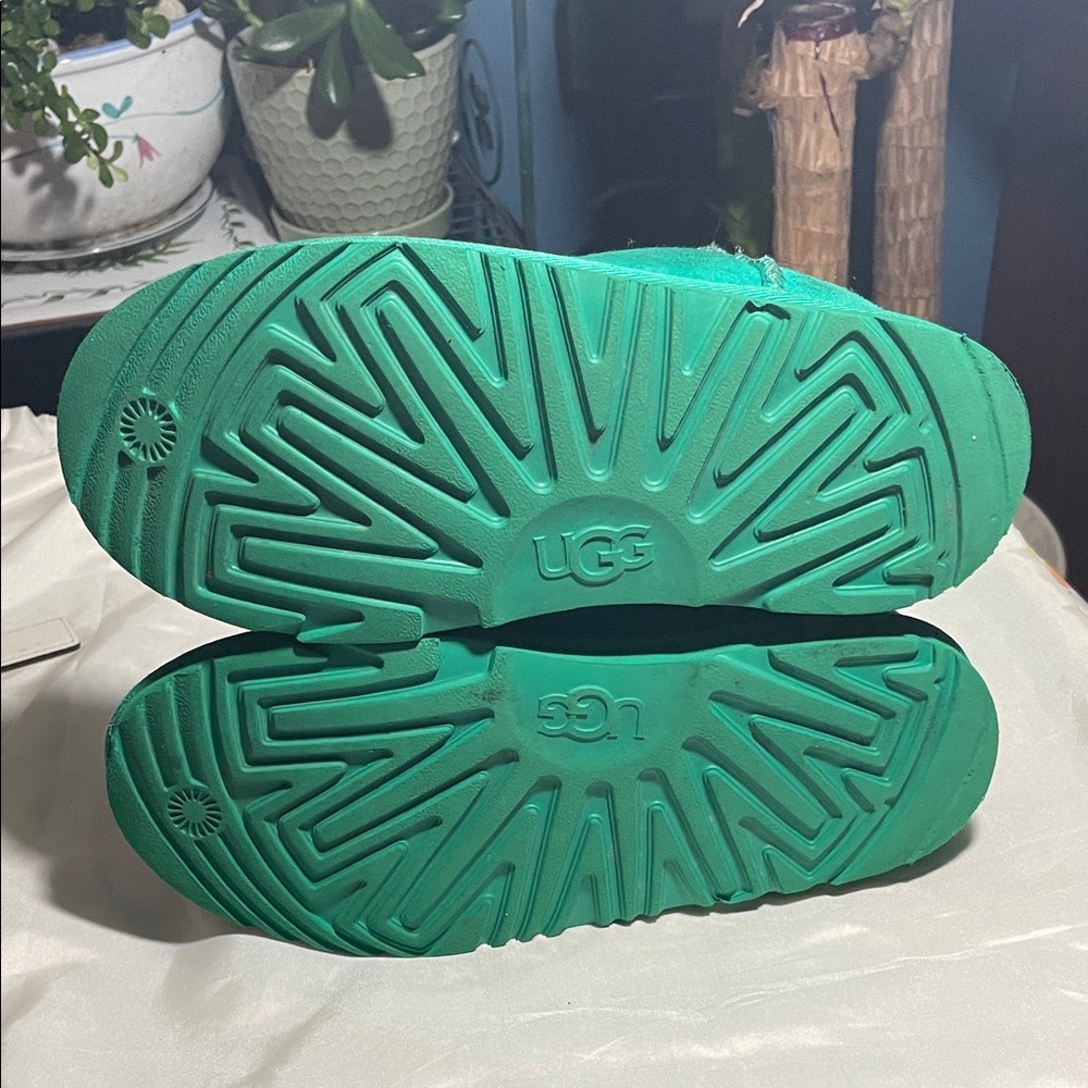 UGG Classic Short ll Boots In Emerald Green Suede and Sheepskin. - Picture 8 of 13